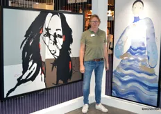 Twan Schraven tussen twee kunstwerken in de stand van Dutch Brand Company: Kisses van Constanza (links) en Ocean Girl van Mylo Freeman (rechts).